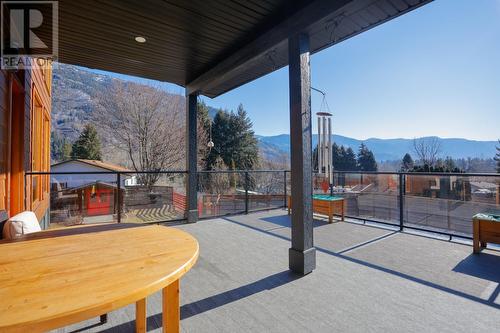 2490 Knob Road, Castlegar, BC - Outdoor With Exterior