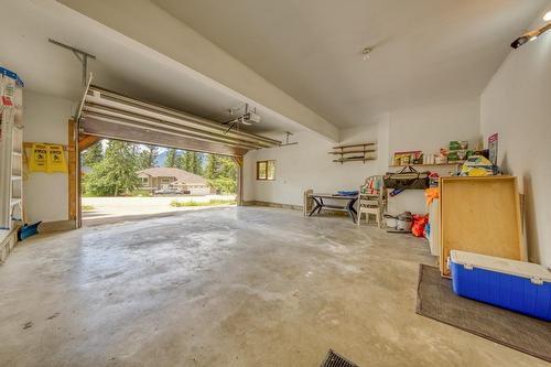 4889 Fairmont Creek Road, Fairmont Hot Springs, BC - Indoor Photo Showing Garage