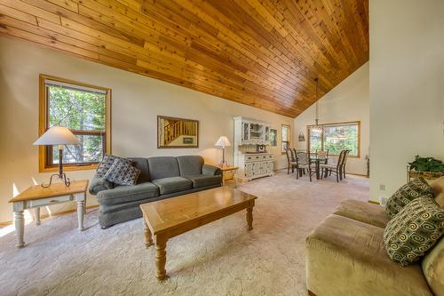 4889 Fairmont Creek Road, Fairmont Hot Springs, BC - Indoor Photo Showing Living Room