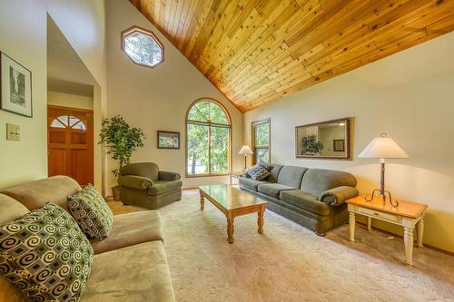 4889 Fairmont Creek Road, Fairmont Hot Springs, BC - Indoor Photo Showing Living Room