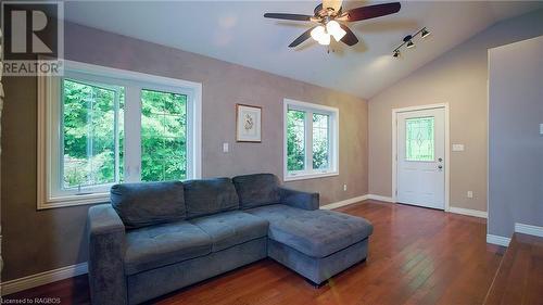 463004 24 Concession, Georgian Bluffs, ON - Indoor Photo Showing Living Room