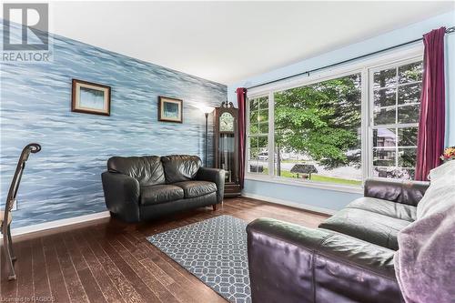 11 Innisfree Drive, Springwater, ON - Indoor Photo Showing Living Room