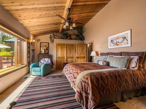 7315 Shertenlib Road, Out Of District, BC - Indoor Photo Showing Bedroom