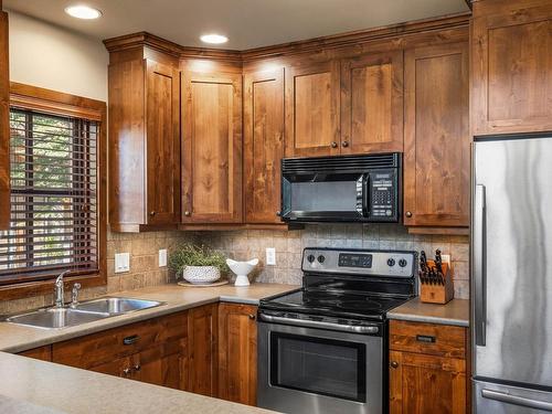 44-5035 Valley Drive, Sun Peaks, BC - Indoor Photo Showing Kitchen With Double Sink