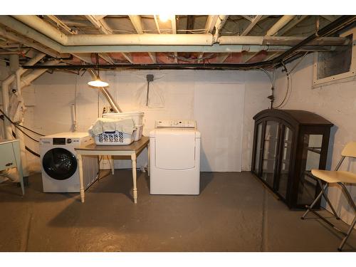 52 101St Avenue, Kimberley, BC - Indoor Photo Showing Laundry Room