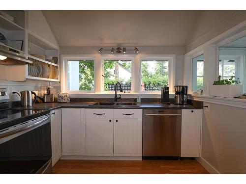 52 101St Avenue, Kimberley, BC - Indoor Photo Showing Kitchen With Double Sink