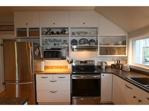 52 101St Avenue, Kimberley, BC - Indoor Photo Showing Kitchen