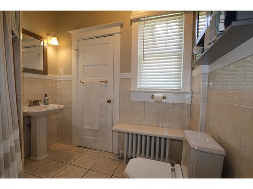 52 101St Avenue, Kimberley, BC - Indoor Photo Showing Bathroom