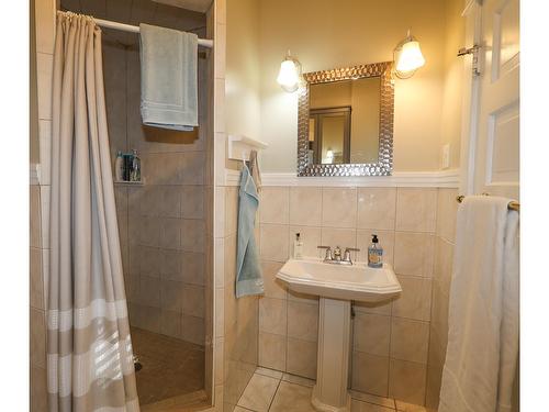 52 101St Avenue, Kimberley, BC - Indoor Photo Showing Bathroom