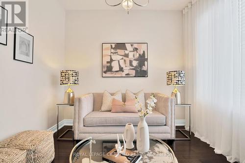 16 Personna Circle, Brampton, ON - Indoor Photo Showing Living Room