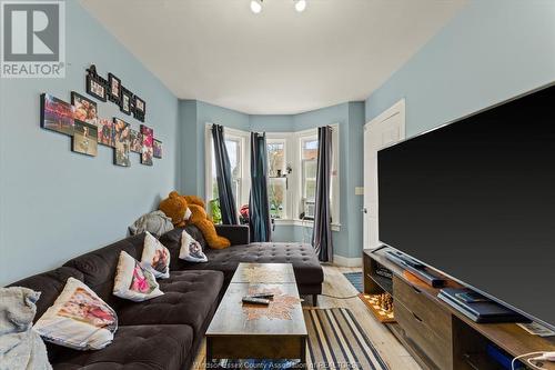 890 Howard Avenue, Windsor, ON - Indoor Photo Showing Living Room