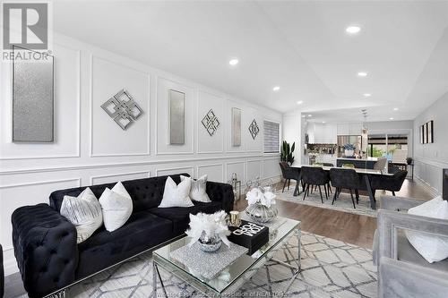 4596 Fontana Avenue, Windsor, ON - Indoor Photo Showing Living Room