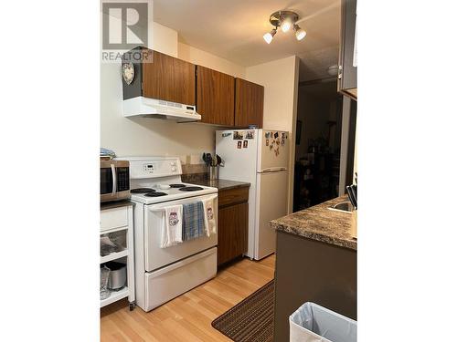 2011 2Nd  N Street Unit# 205, Cranbrook, BC - Indoor Photo Showing Kitchen