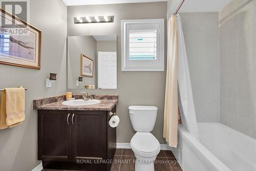180 Thomas Avenue, Brantford, ON - Indoor Photo Showing Bathroom