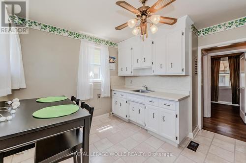 327 Highland Road E, Kitchener, ON - Indoor Photo Showing Kitchen