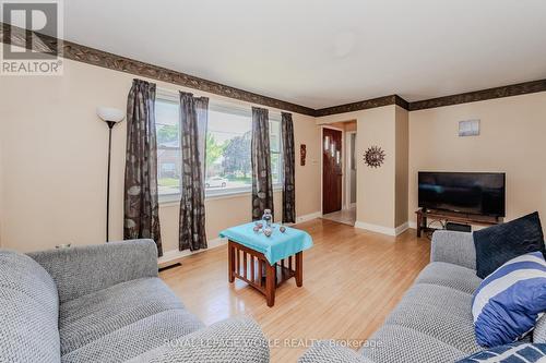 327 Highland Road E, Kitchener, ON - Indoor Photo Showing Living Room