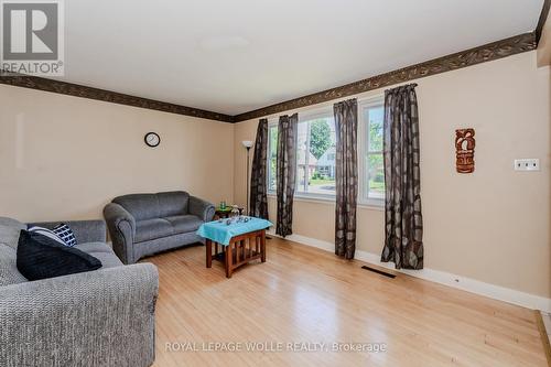 327 Highland Road E, Kitchener, ON - Indoor Photo Showing Living Room