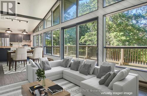 15 North Taylor Road, Kawartha Lakes, ON - Indoor Photo Showing Living Room