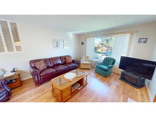 2209 5Th Street S, Cranbrook, BC - Indoor Photo Showing Living Room