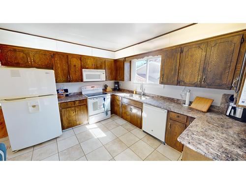 2209 5Th Street S, Cranbrook, BC - Indoor Photo Showing Kitchen