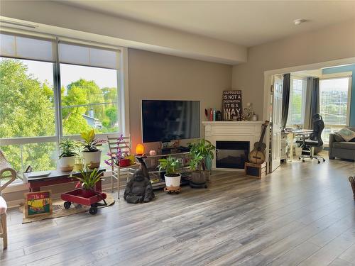 206-3550 Woodsdale Road, Lake Country, BC - Indoor Photo Showing Living Room With Fireplace