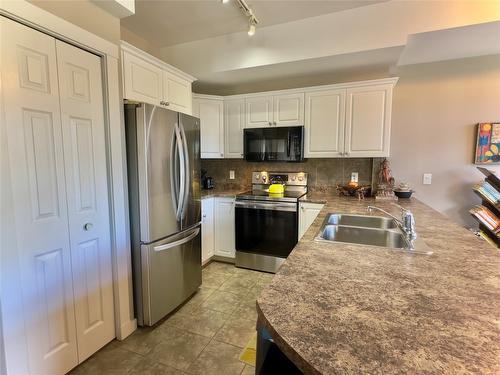 206-3550 Woodsdale Road, Lake Country, BC - Indoor Photo Showing Kitchen With Double Sink