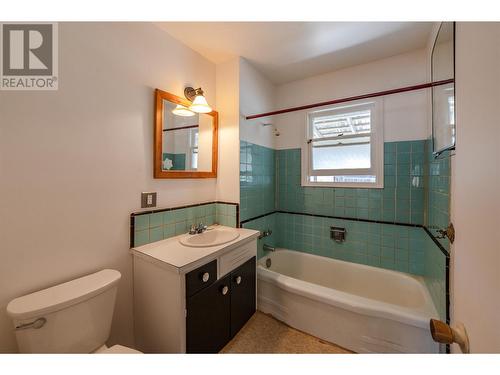 524 Gahan Avenue, Penticton, BC - Indoor Photo Showing Bathroom