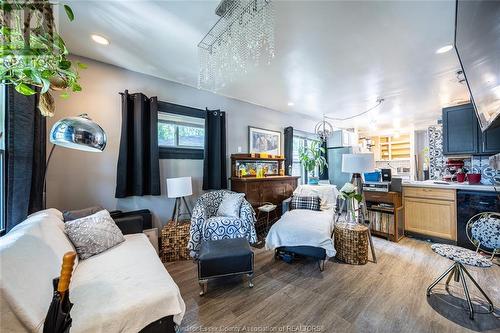 3588 King Street, Windsor, ON - Indoor Photo Showing Living Room