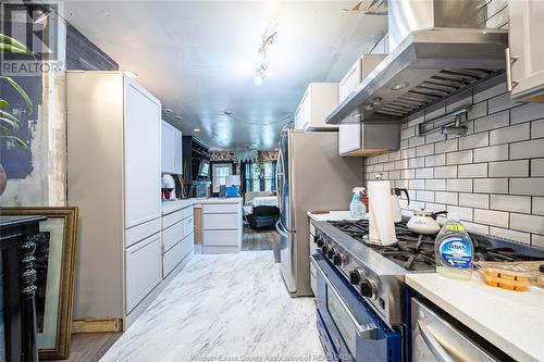 3588 King Street, Windsor, ON - Indoor Photo Showing Kitchen