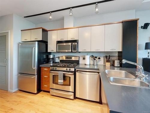 414-21 Erie St, Victoria, BC - Indoor Photo Showing Kitchen With Double Sink
