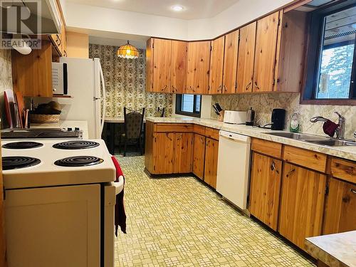 1146 Tower Crescent, Williams Lake, BC - Indoor Photo Showing Kitchen With Double Sink