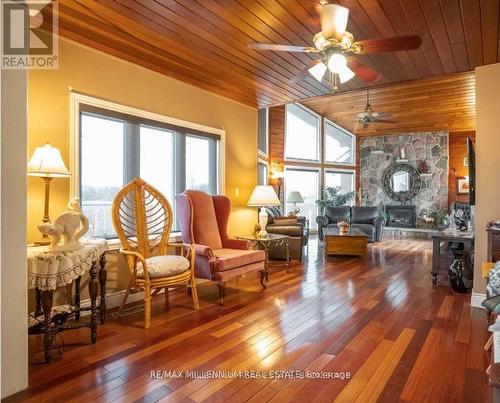 8078 Highway 9, New Tecumseth (Tottenham), ON - Indoor Photo Showing Living Room