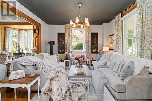33 Beech Avenue, Clarington, ON - Indoor Photo Showing Living Room