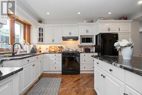 33 Beech Avenue, Clarington, ON - Indoor Photo Showing Kitchen With Upgraded Kitchen