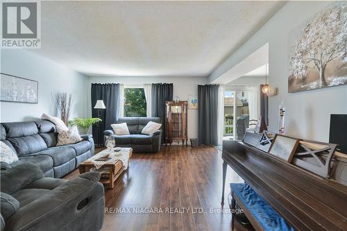 33 Naples Court, Thorold, ON - Indoor Photo Showing Living Room