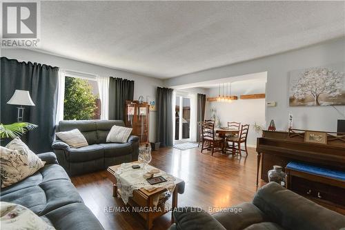 33 Naples Court, Thorold, ON - Indoor Photo Showing Living Room