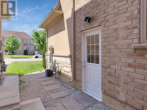 23 Lorenville Drive, Brampton, ON - Indoor Photo Showing Kitchen With Upgraded Kitchen