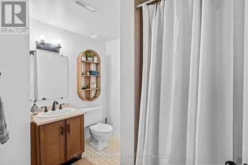 2433 Whittaker Drive, Burlington, ON - Indoor Photo Showing Bathroom