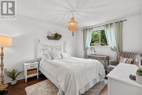 2433 Whittaker Drive, Burlington, ON - Indoor Photo Showing Bedroom