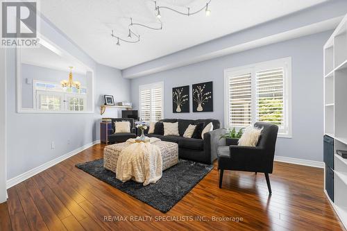 110 Pappain Crescent, Brampton, ON - Indoor Photo Showing Living Room