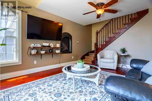 10300 Ravenshoe Road, Georgina, ON - Indoor Photo Showing Living Room