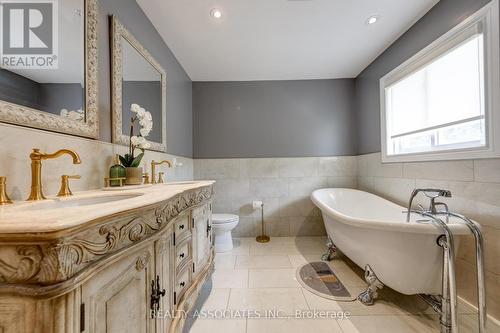 18 Walmer Road, Richmond Hill, ON - Indoor Photo Showing Bathroom