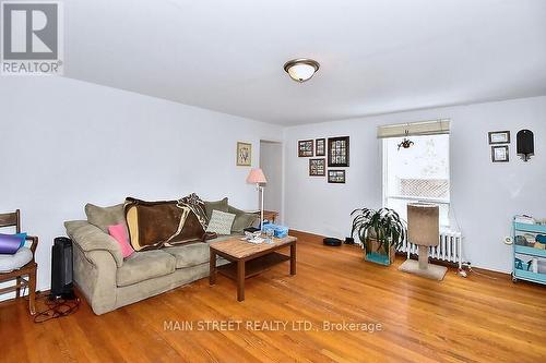 88 Spruce Street, Aurora, ON - Indoor Photo Showing Living Room