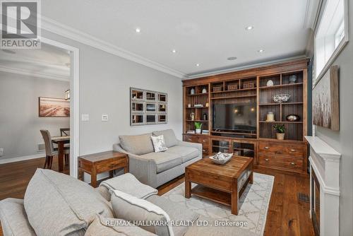 68 Vandervoort Drive, Richmond Hill, ON - Indoor Photo Showing Living Room