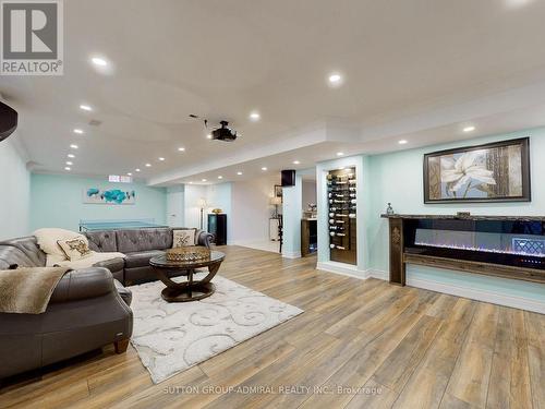 70 Bond Crescent, Richmond Hill, ON - Indoor Photo Showing Living Room