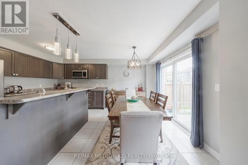 19 Hoard Avenue N, New Tecumseth, ON - Indoor Photo Showing Kitchen With Upgraded Kitchen