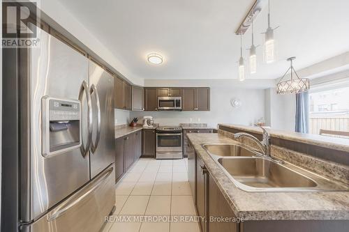 19 Hoard Avenue N, New Tecumseth, ON - Indoor Photo Showing Kitchen With Double Sink