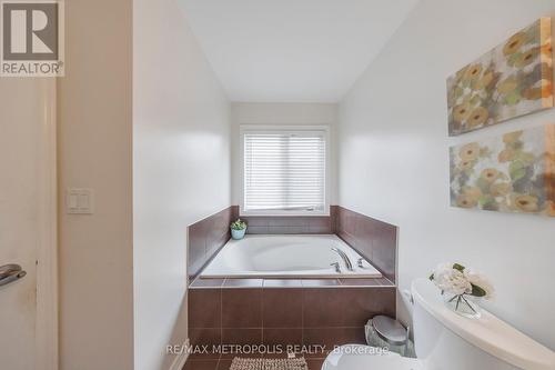 19 Hoard Avenue N, New Tecumseth, ON - Indoor Photo Showing Bathroom