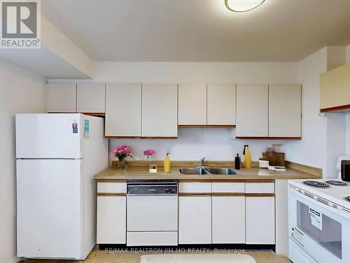 330 - 25 Bamburgh Circle, Toronto, ON - Indoor Photo Showing Kitchen With Double Sink