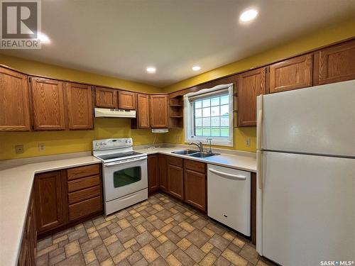 204 Glasgow Avenue, Saltcoats, SK - Indoor Photo Showing Kitchen With Double Sink